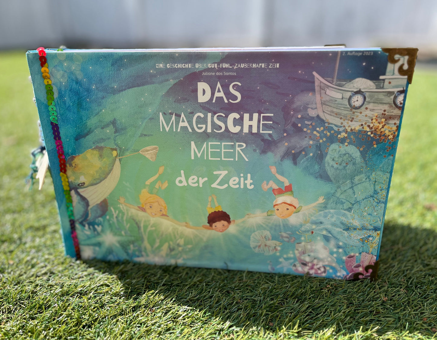 Kinderbuch „Das magische Meer der Zeit" - Als handmade Geschenkset inklusive Namen deines Kindes Anhängern und Lampe