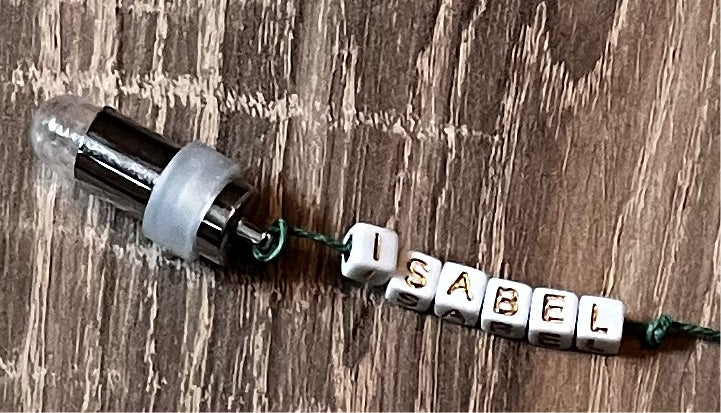 Kinderbuch „Das magische Meer der Zeit" - Als handmade Geschenkset inklusive Namen deines Kindes Anhängern und Lampe