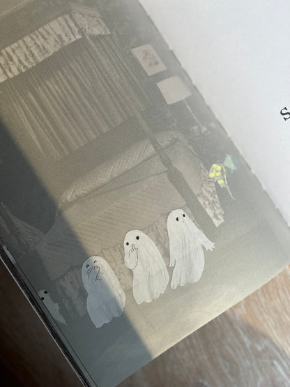Da ist ein Gespenst im Haus – Bilderbuch ab 5 | Die Gespenster verstecken sich vor dem Mädchen (Transparentseite)