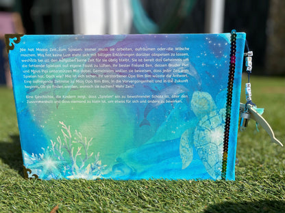 Kinderbuch „Das magische Meer der Zeit" - Als handmade Geschenkset inklusive Namen deines Kindes Anhängern und Lampe